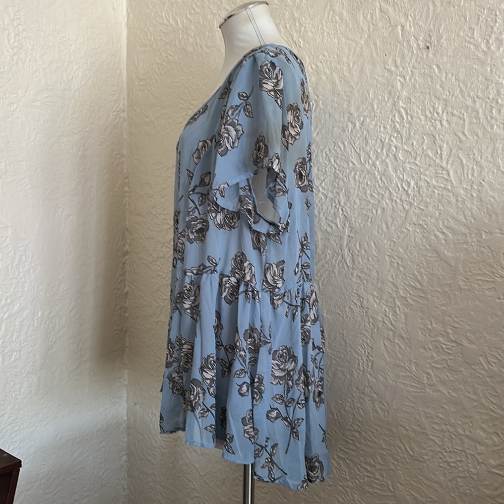 Torrid Blue Gray Roses Blouse 1X - Picture 3 of 7
